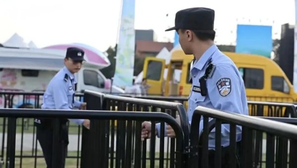 启恒配资 坚守岗位护航国庆，他们用“警察蓝”守护“中国红”